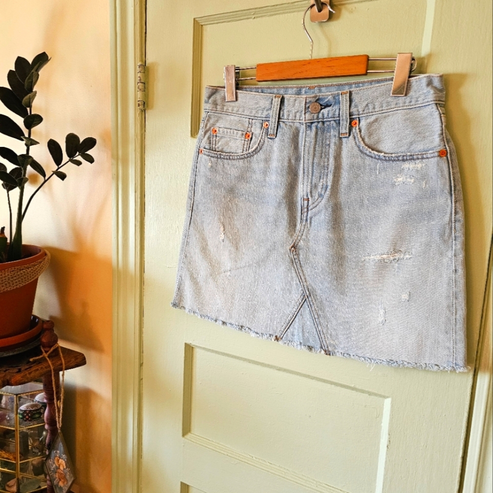 Levis Deconstructed light blue wash denim miniskirt with red stitching - Picture 2 of 9
